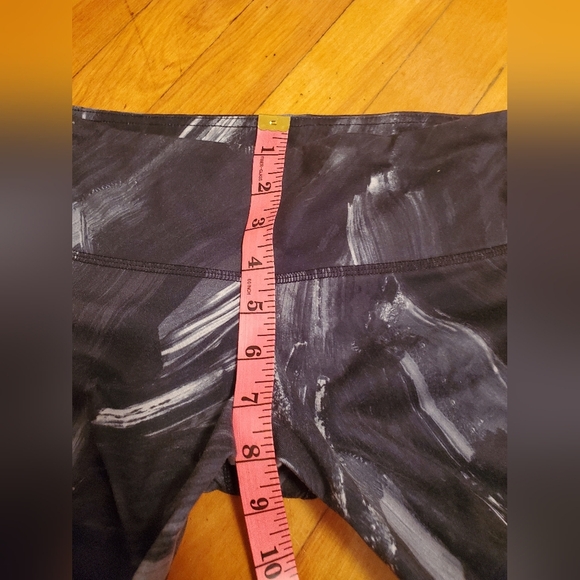 Alo Yoga Paint Stroke / Airbrush full leggings. Black, gray and white. Size S. - Picture 10 of 12